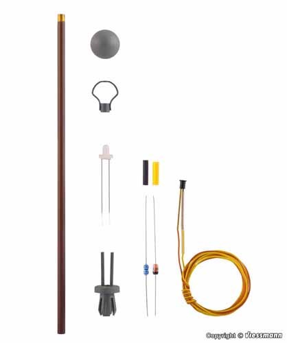 VI6927: TT Bouwpakket: Lantaarn op houten mast, met warm-witte LED, DR - H=112 mm