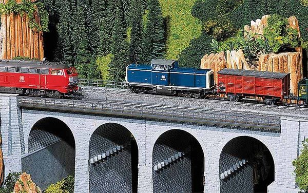 FA120477: H0 - Spoorviaduct (recht) met hekwerk - bovendeel (188 x 71 mm, railbeddinghoogte 65...