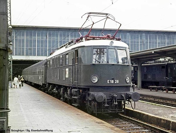 PK40309: Noviteit: N - Elektrische locomotief E18, digitaal met geluid, 2-rail(gelijkstroom), DB